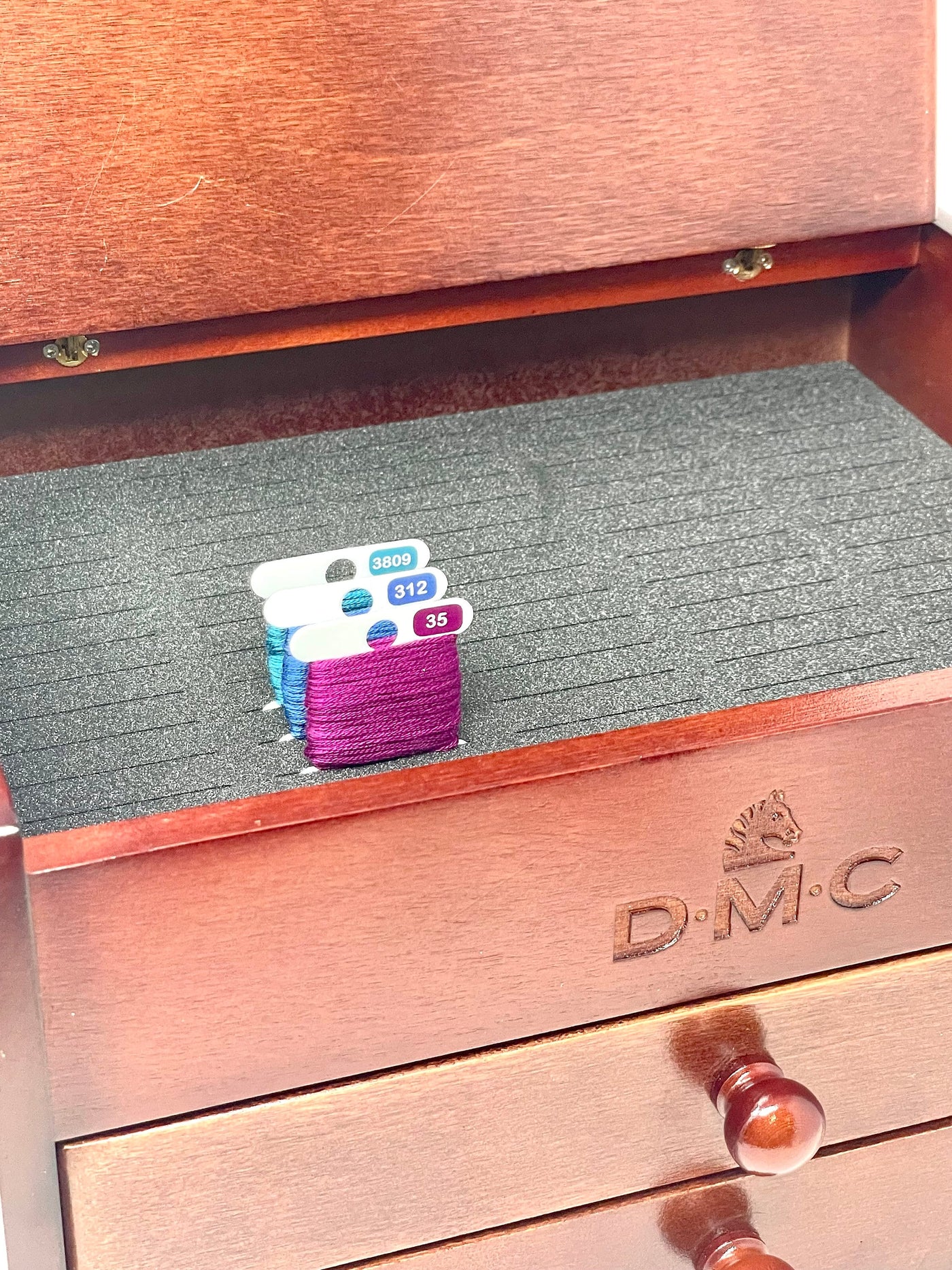 Foam insert for the TOP of the DMC Petite Vintage chest (holds x80 bobbins)